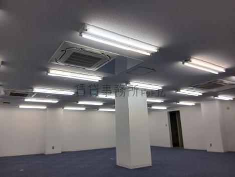 スギタビルの室内