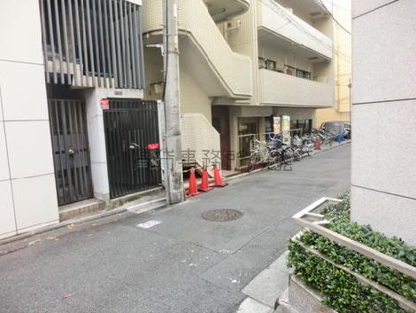 建物左側にある裏路地です