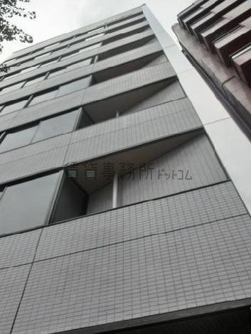 建物の正面向って右側にバルコニーが設置されています