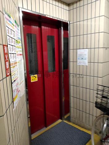 ワタヤビルの室内