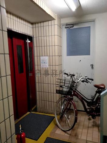 ワタヤビルの室内