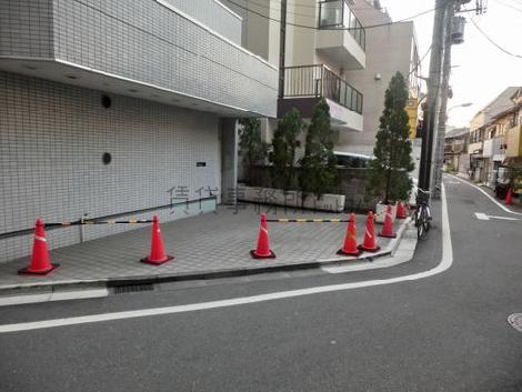 ビル目の前です