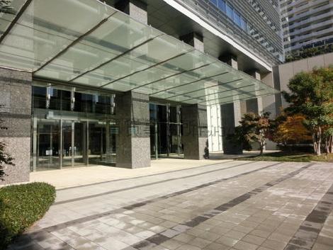 開放的な正面エントランス