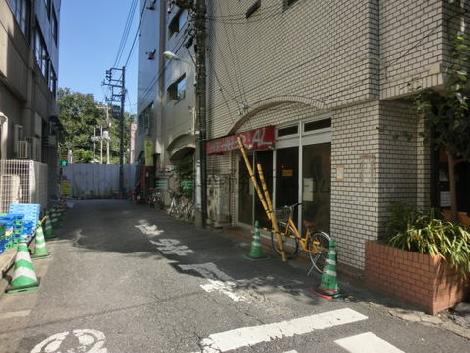 正面入口への道路です