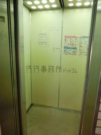 エレベーターの中です