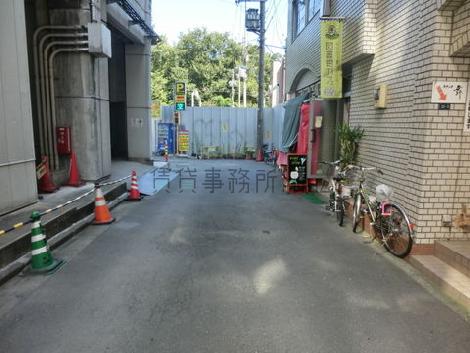 正面入口から見た周辺です