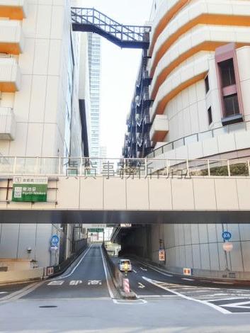 首都高速出入口に隣接