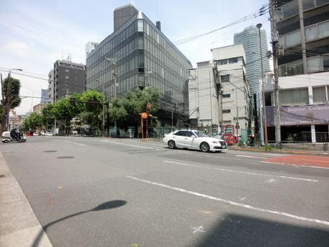 広々とした外苑東通りです