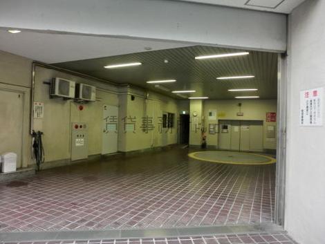 建物裏手には機械式駐車場があります