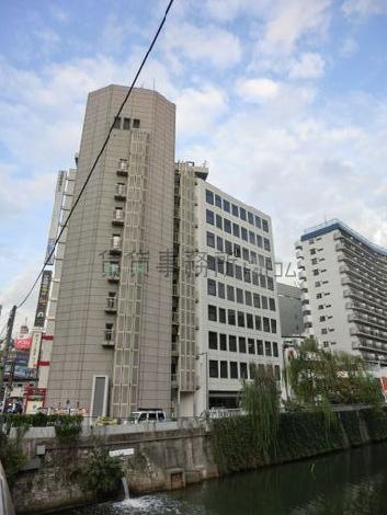 目黒川に面しています