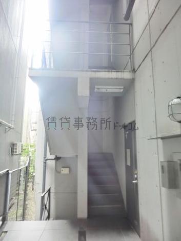 玄関奥に外階段があります