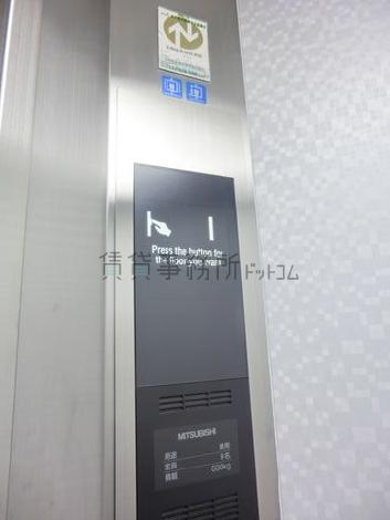 エレベーター内は液晶画面になっております