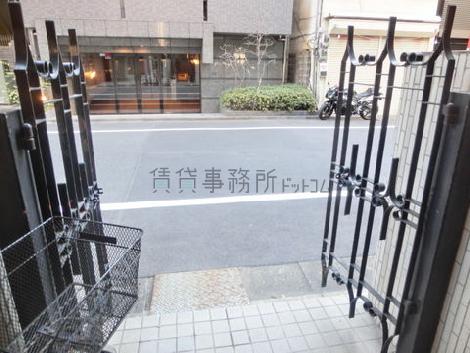 お洒落な造りの鉄扉