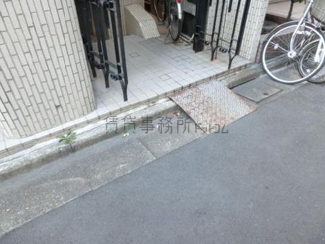 玄関前の床面です