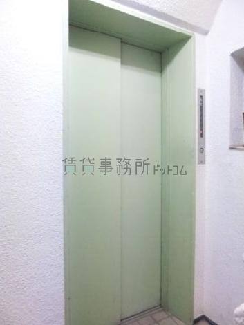 エレベーターの乗り場前