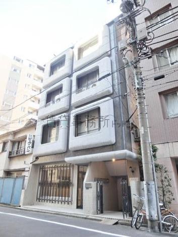 窓枠に特徴的な立体感を用いています