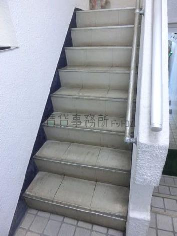 手摺の用意された階段