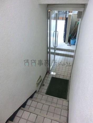 比較的コンパクトな空間のエントランス