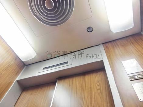 エレベーター内の天井照明