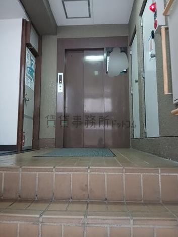 エレベーターは２階から
