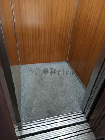 エレベーター内部