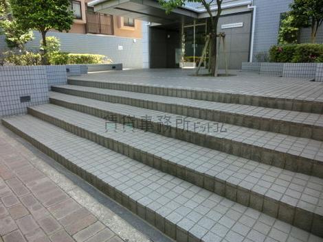 エントランス前に階段があります