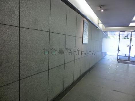 壁面と床は石張りです