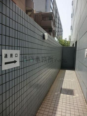 突き当りが通用口です