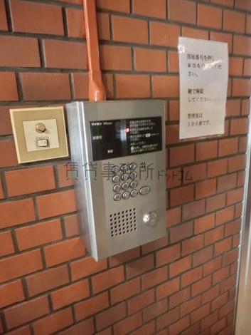 玄関口にインターホンが設置されています