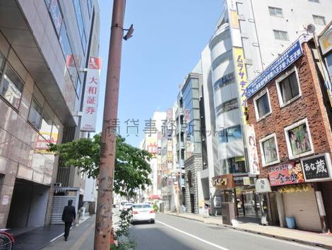 様々な店舗が軒を連ねます