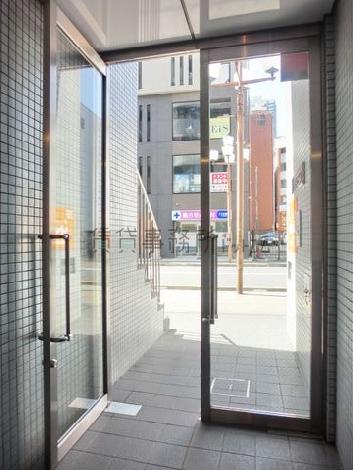 片方の扉を開いた様子