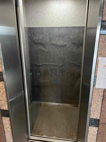 エレベーター内部