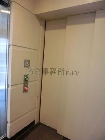 1階ホール奥には、障害者様用のお手洗いがございます