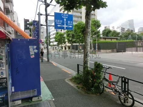 正面入口から見た周辺です