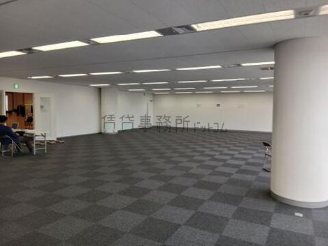 新横浜スクエアビルの室内