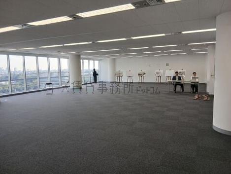 新横浜スクエアビルの室内