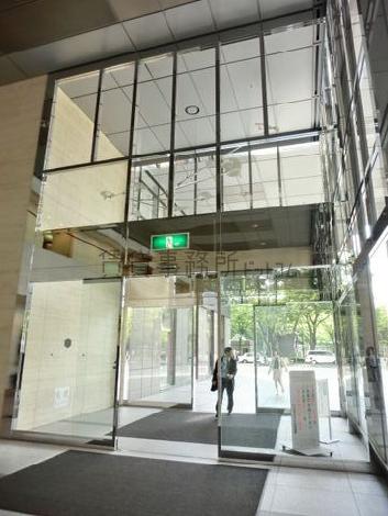 ガラスで見通しの良い玄関