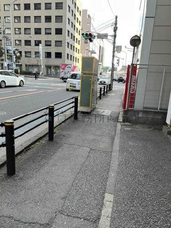 ビル前の歩道