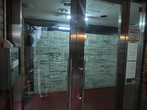 手動扉です