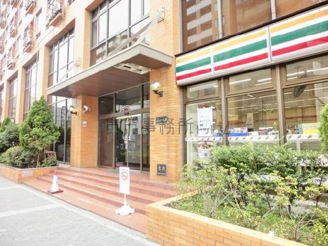 入り口隣にコンビニエンスストアがあります