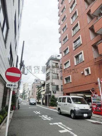 隣接する側道