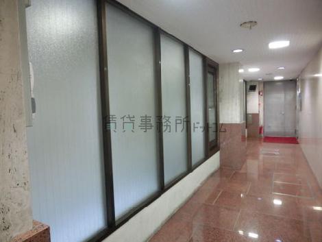 一部がガラスになっており圧迫感の少ない空間が出来上がってます