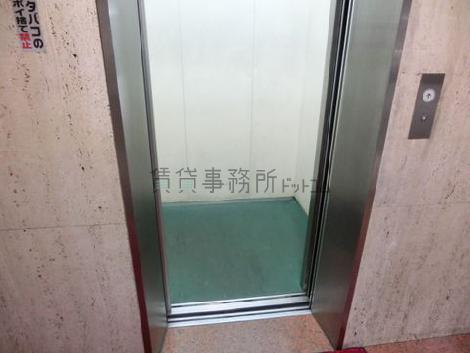 エレベーターの中、普通サイズ