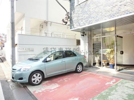 正面玄関アプローチです。