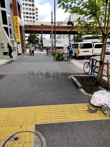 周辺は賑わっています