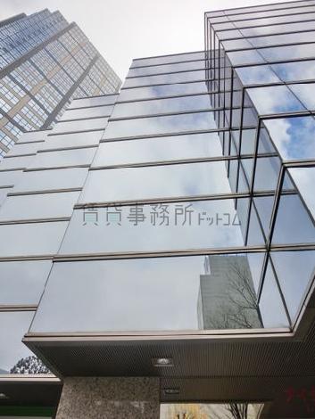 正面から見上げた様子