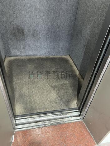 エレベーター内部