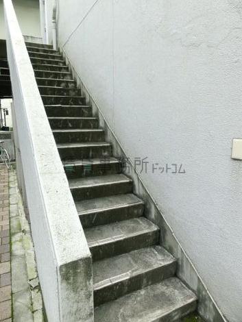 側面壁に設置された外階段