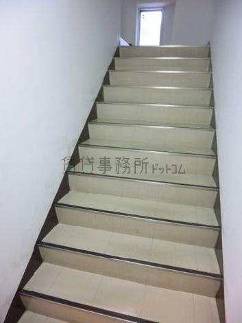 階段前