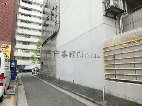 背面通り奥からの景観